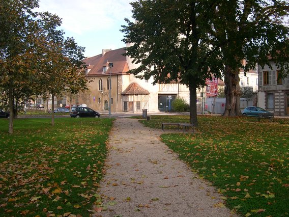 square (place du Préau)